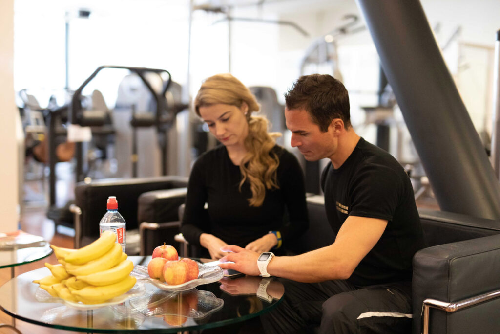 Präzise Fettmessung in Zürich – Personal Trainer ermittelt den Körperfettanteil mit der Hautfaltenmessung für individuelle Trainings- und Ernährungspläne.