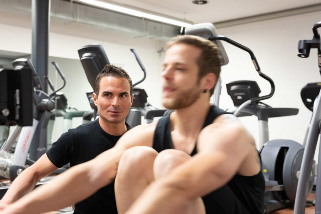 Personal Trainer hilft beim Training zur Verbesserung der Fettstoffwechsel Störung in Zürich